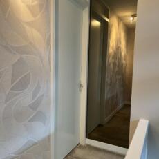 Hoge spiegel op maat in de kleur brons hangend aan de wand